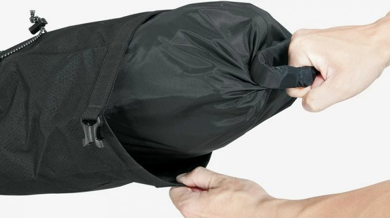 Çantë bisiklete Topeak Backloader 15L, e zezë