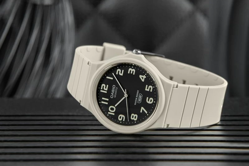 Orë dore Casio për meshkuj, e zezë