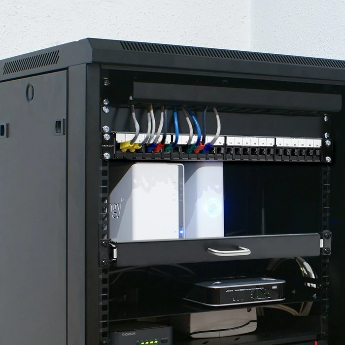 Patch panel Qoltec 54516 për rack 19", 24 porta, 1U, UTP, e zezë