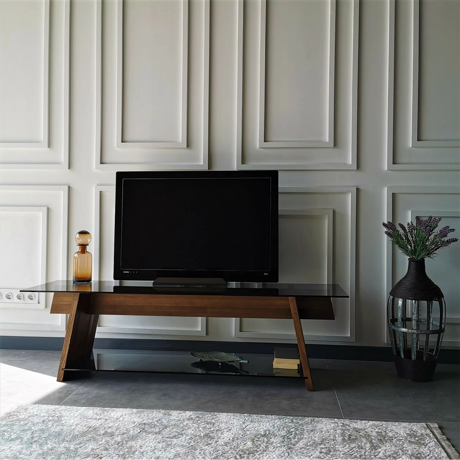 Komodë TV Hanah Home, TV201, ngjyrë arrë dhe e zezë, xham i temperuar, 158x45x40cm