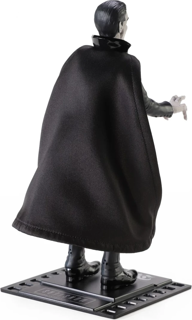 Figurinë Noble Collection Bendyfigs Universal Monsters Dracula 19 cm me pelerinë dhe stand, e zezë/kuqe