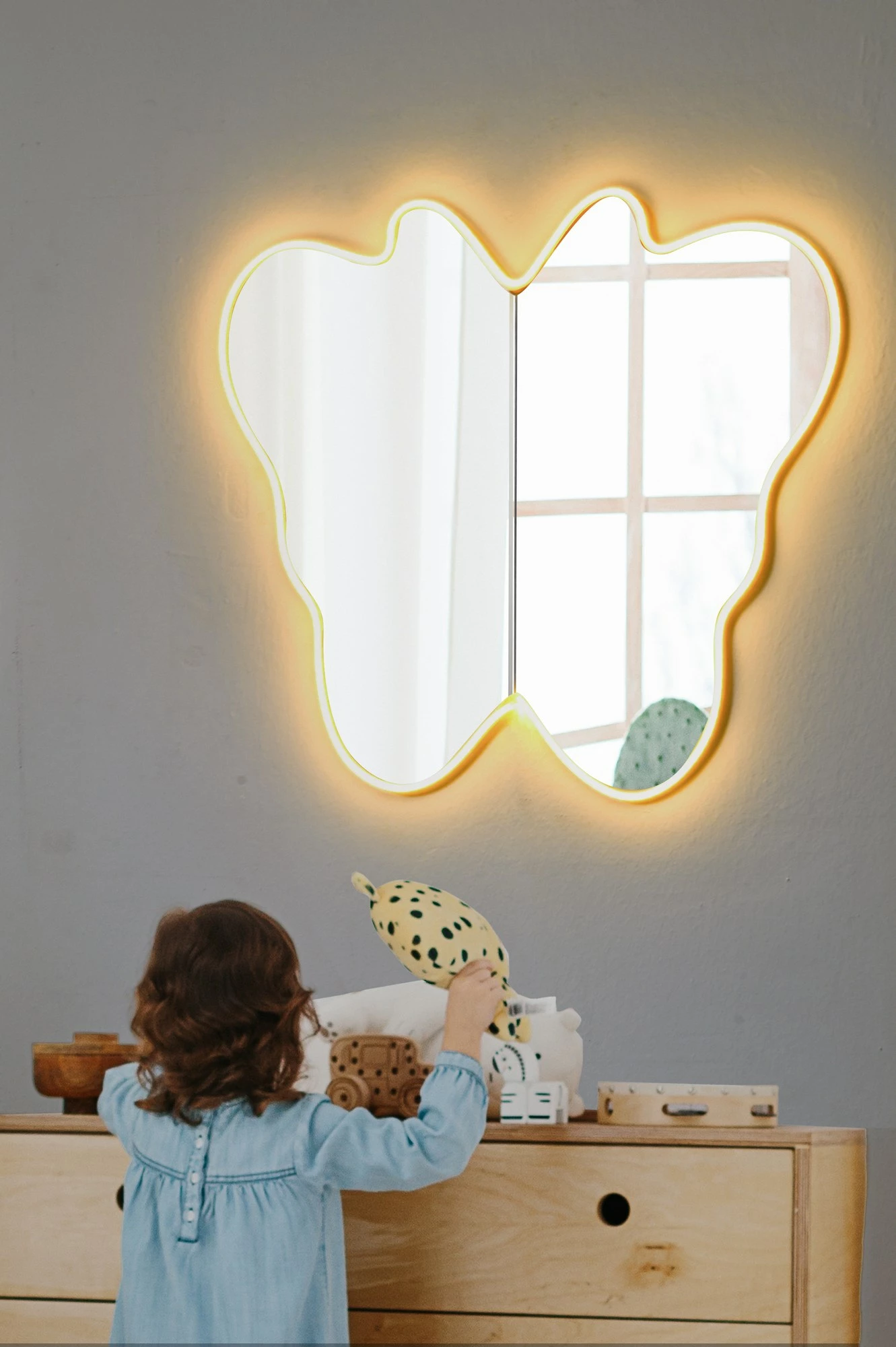 Pasqyrë me ndriçim LED, formë fluture, ngjyrë e verdhë, Skye Decor