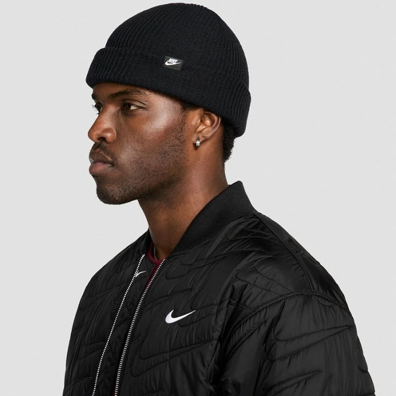 Kapelë Nike, e zezë