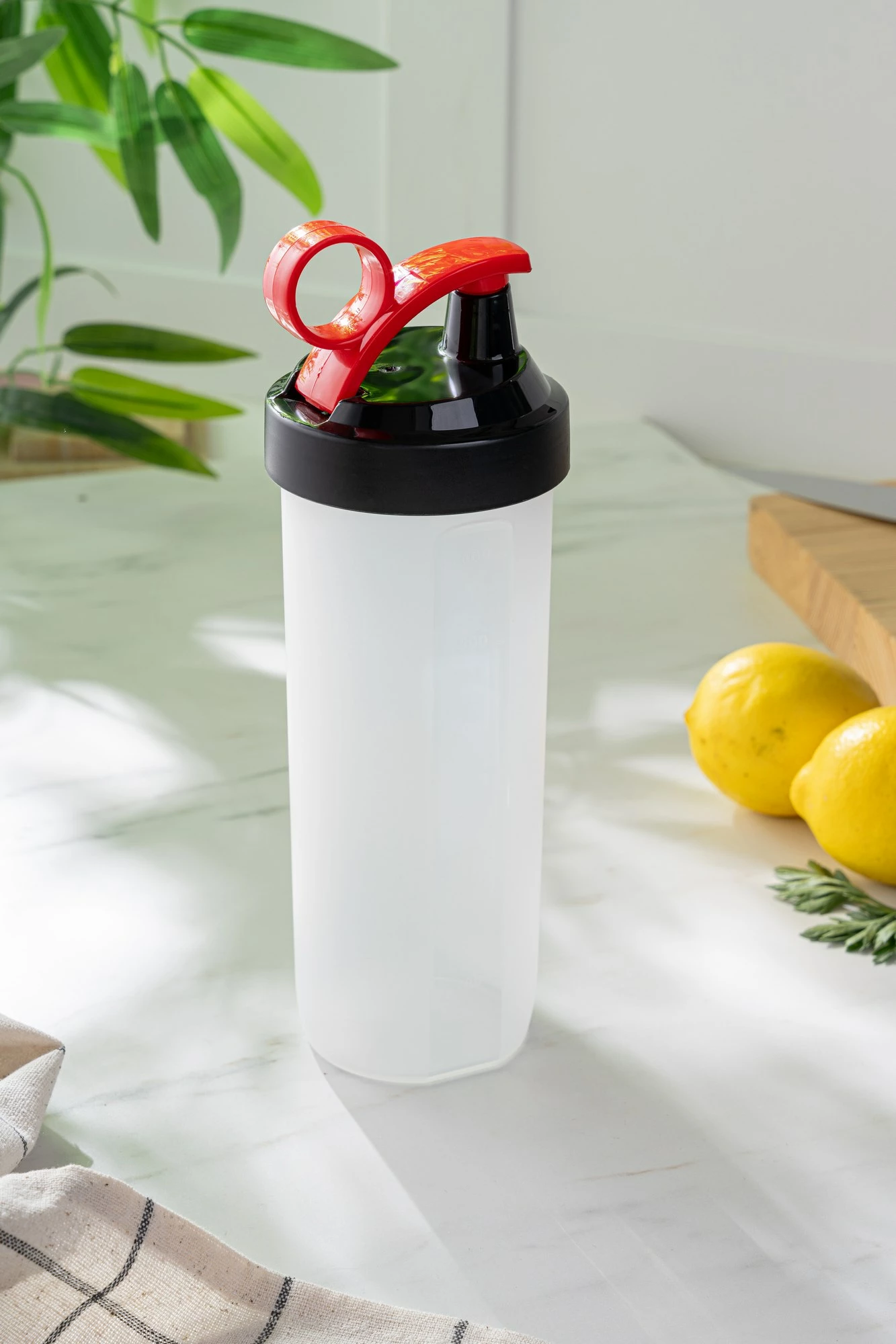 Shishe plastike shumëngjyrëshe, Hermia Concept, TrMWatbRedP01-74, 740ml