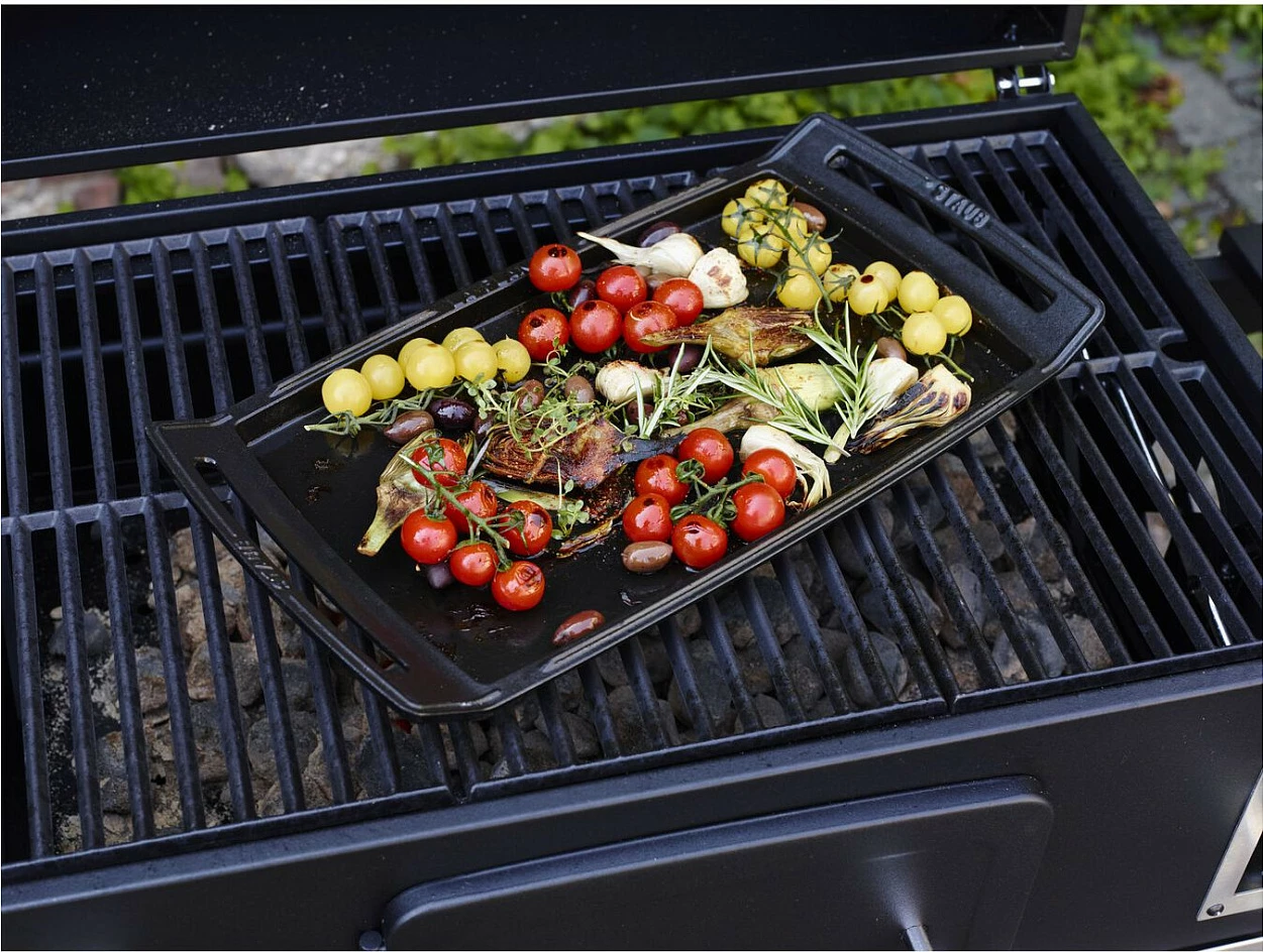 Tavë plancha gize Staub 38 cm, për induksion, e zezë