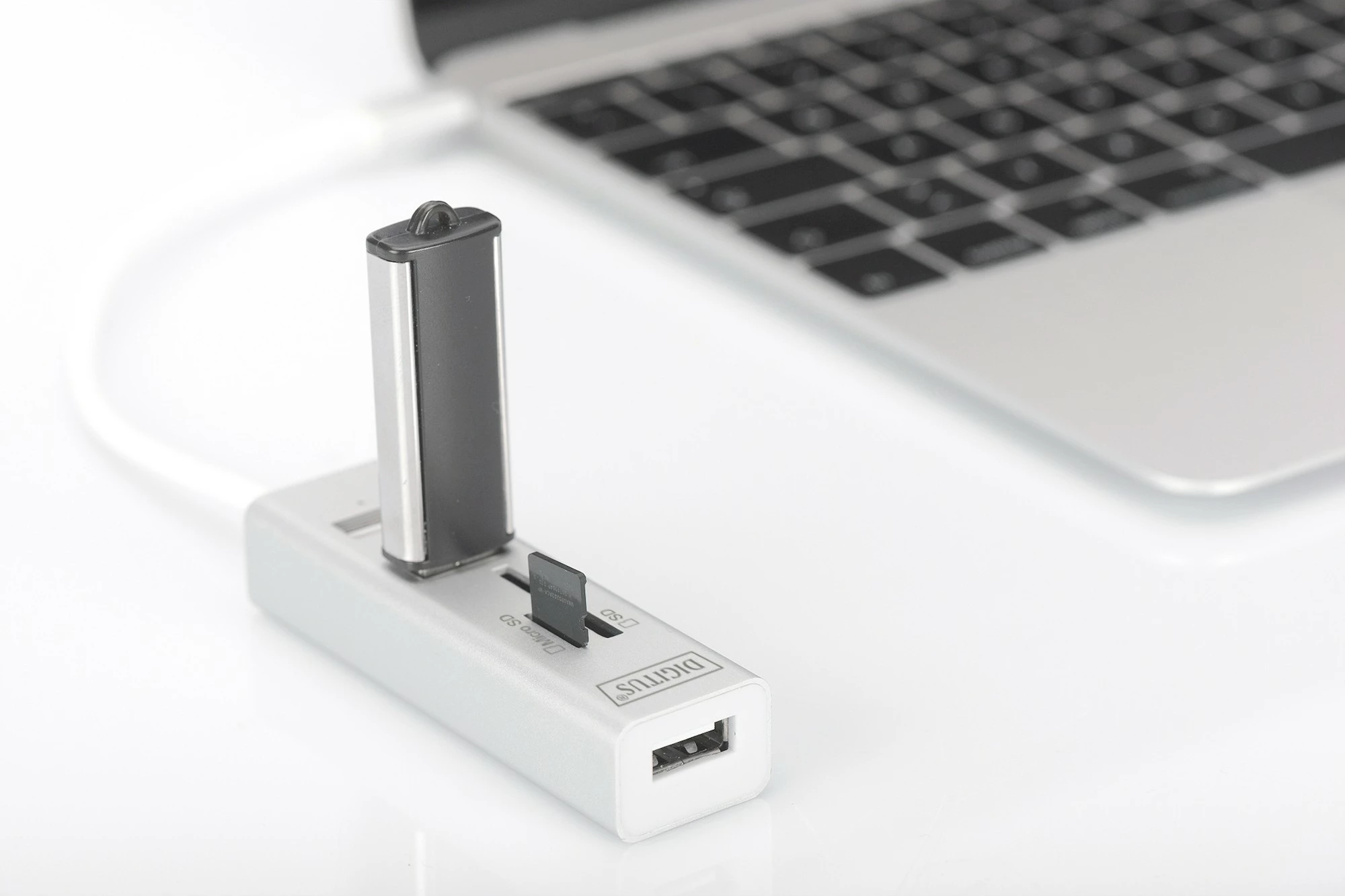 HUB USB Type-C Digitus, 3 Porta, Lexues Kartelash, Bardhë