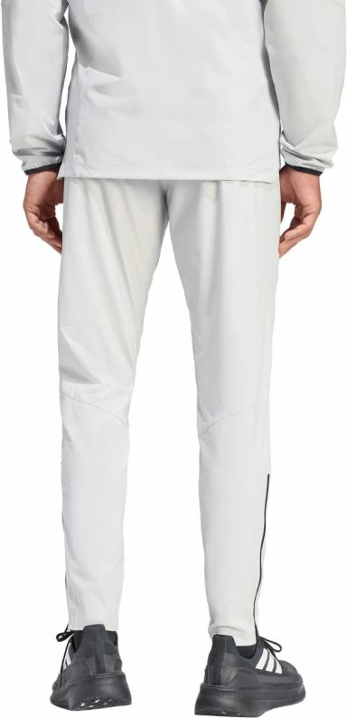 Pantallona sportive për meshkuj adidas Tiro 26 Travel, gri e çelët