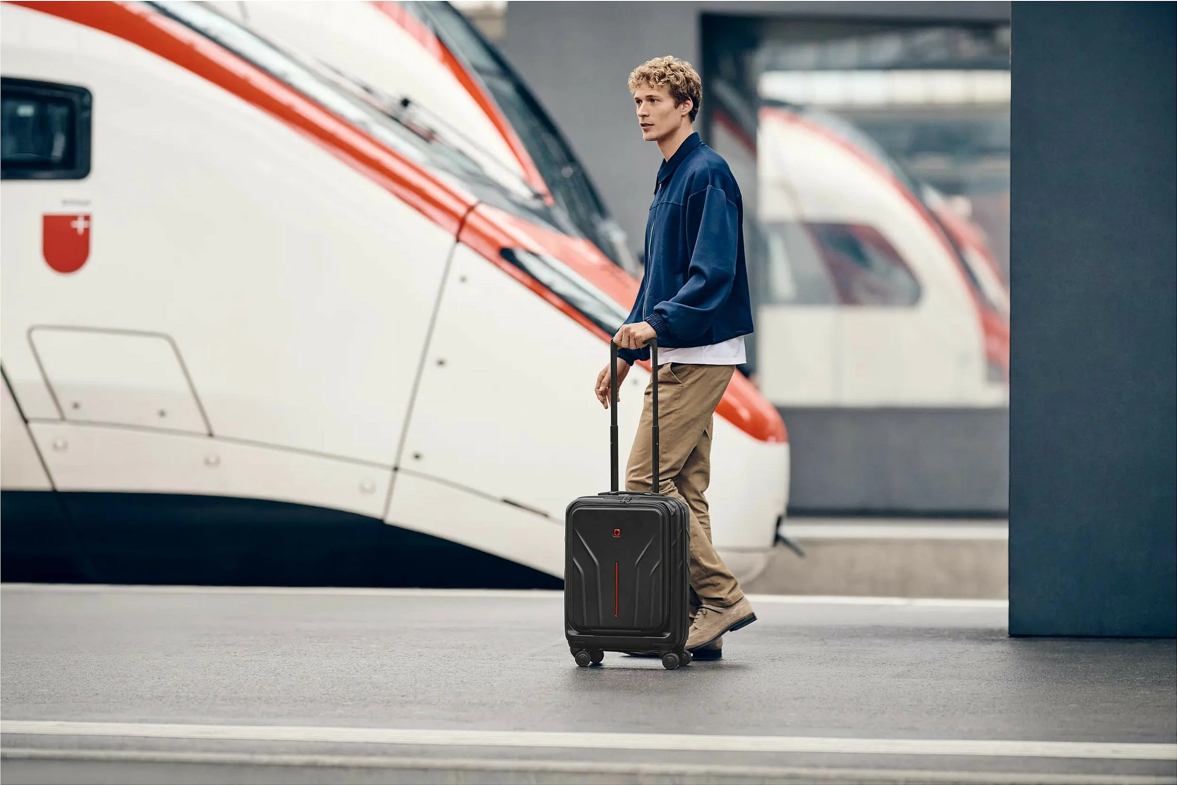 Valixhe kabine Wenger Amplix Hardside Carry-On, 36L, për laptop 16", 4 rrota, e zezë