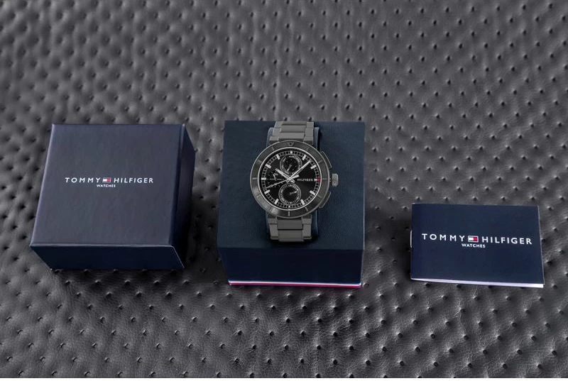 Orë dore për meshkuj Tommy Hilfiger, e zezë