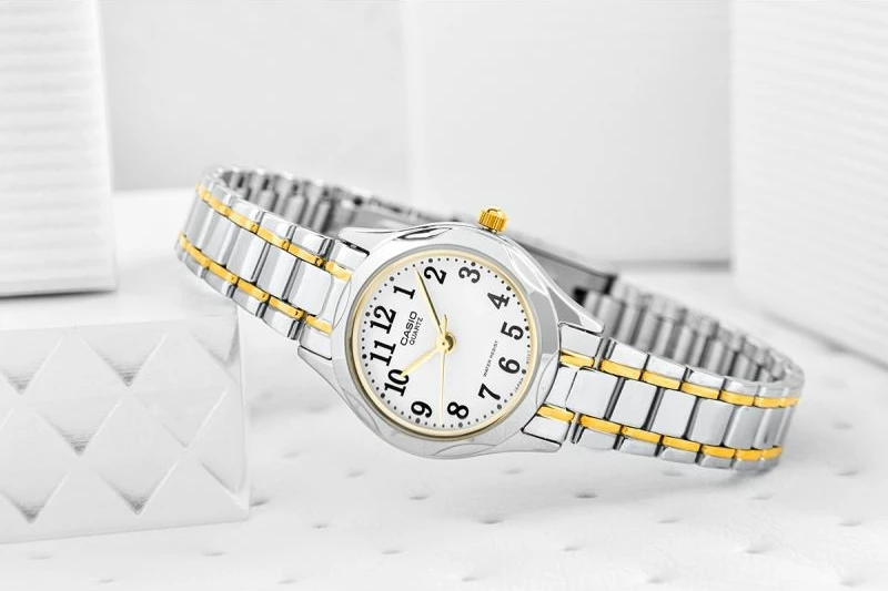 Orë dore për femra CASIO, argjendtë/ari