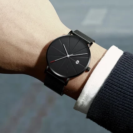 Orë dore, me dizajn minimalist dhe elegant. E zezë