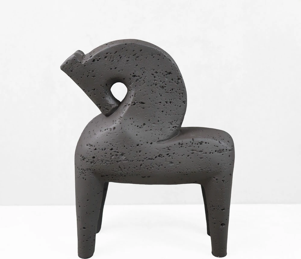 Dekor kalë ARCHON I, rrëshirë, ngjyrë kafe e errët, 17x7.5x22cm