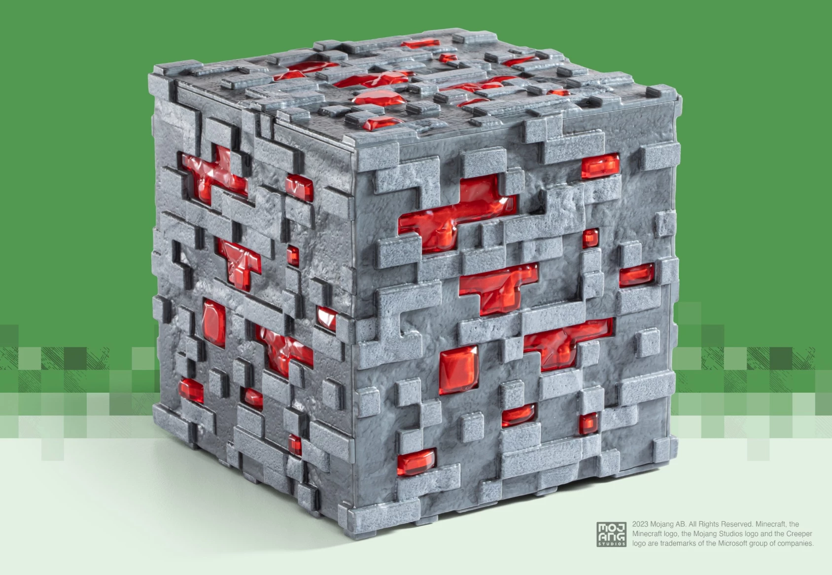 Replikë blloku Minecraft Noble Collection Redstone Ore, LED me prekje, 10 cm, 3 mënyra ndriçimi, me bateri AAA, gri/kuqe