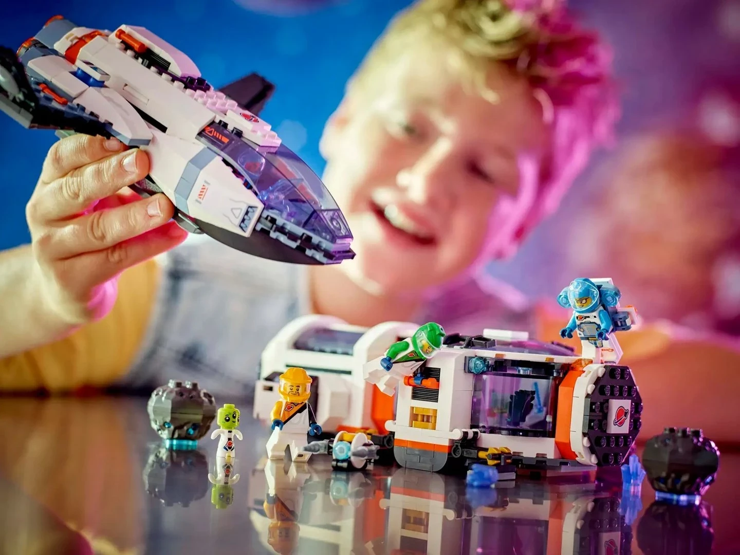 Set LEGO CITY Modular Galactic Spaceship 60446 me 4 minifigura