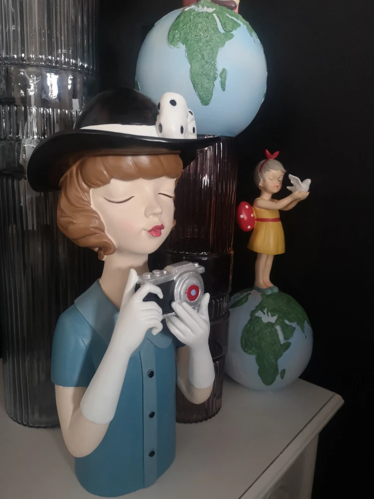 Figurë dekorative TRAVEL GIRL 6, shumëngjyrëshe, polirezine, 15x14x34cm