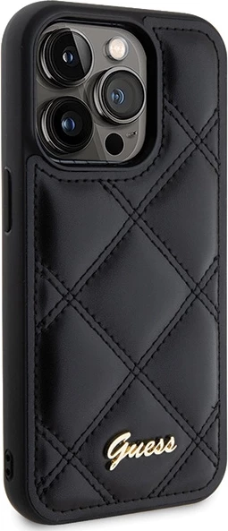 Mbështjellës Guess Quilted Metal Logo për iPhone 15 Pro, i zi