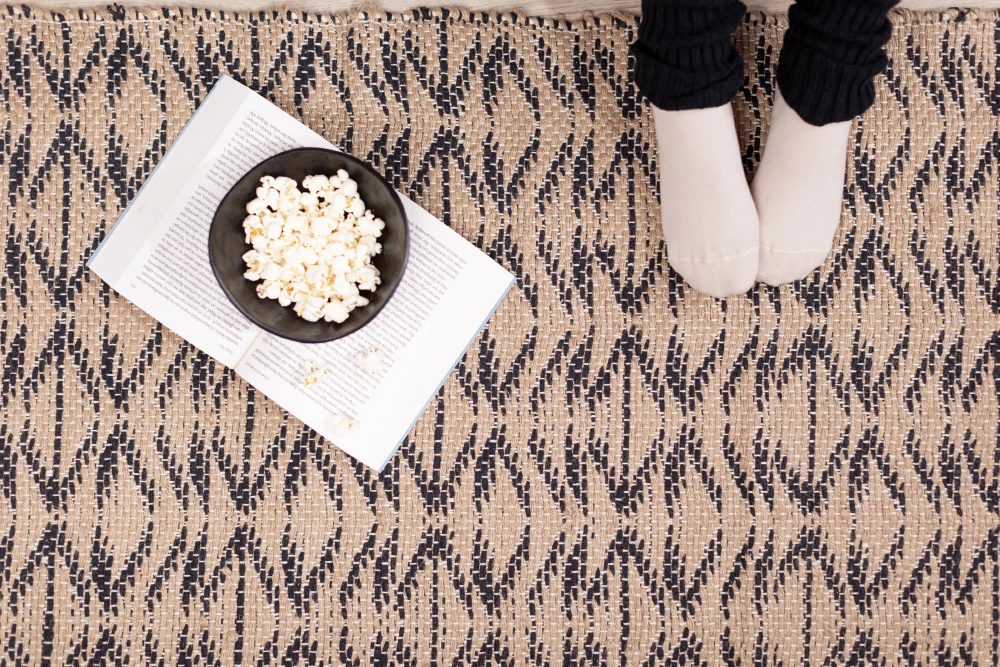 Qilim dyshemeje Africa, jute dhe pambuk, 60x90cm, ngjyrë e zezë-bezhë