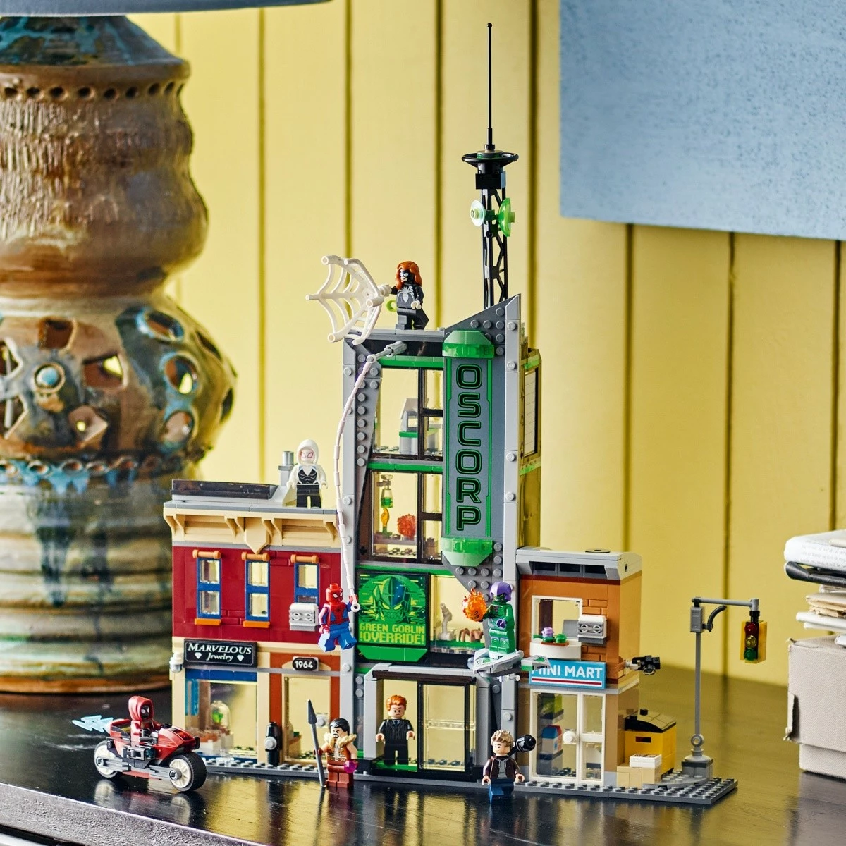 Set LEGO Marvel Spider-Man dhe Oscorp 76324, 808 pjesë, për fëmijë 10+, me 8 minifigura