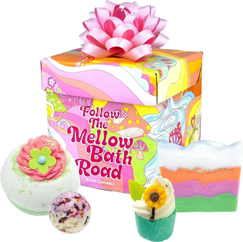 Set dhuratë për banjo Bomb Cosmetics Follow the Mellow Bath Road për femra, 4 copë
