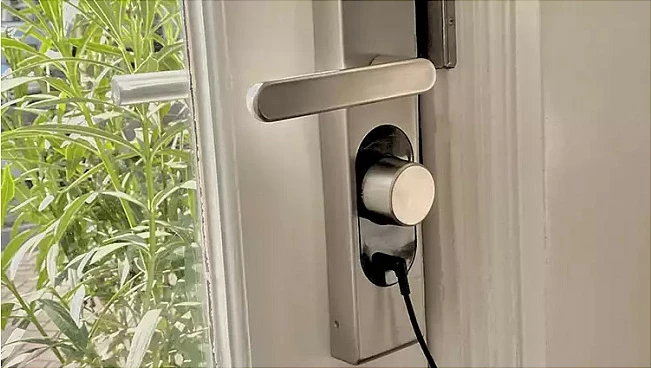 Kit energjie Shelly LOQED, bateri të rikarikueshme + adaptor, i zi