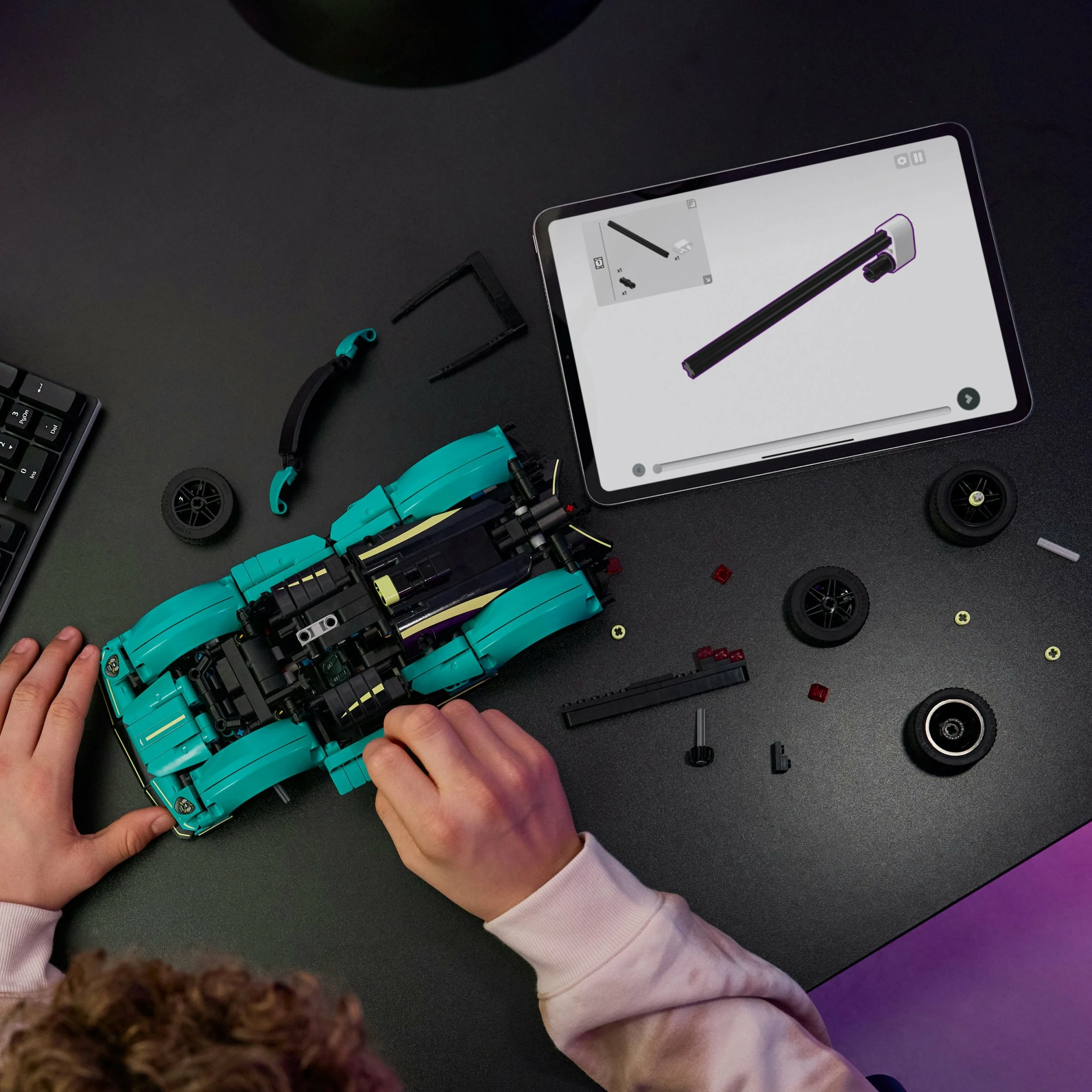 Set LEGO Technic Aston Martin Valkyrie 42208, 707 copë, turkeze