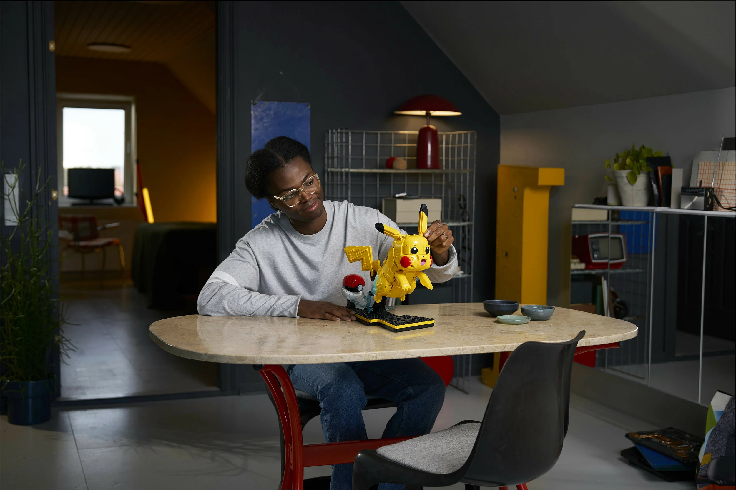 Set ndërtimi LEGO Pokémon Pikachu dhe Poké Ball 72152, 2050 copë, multikolor