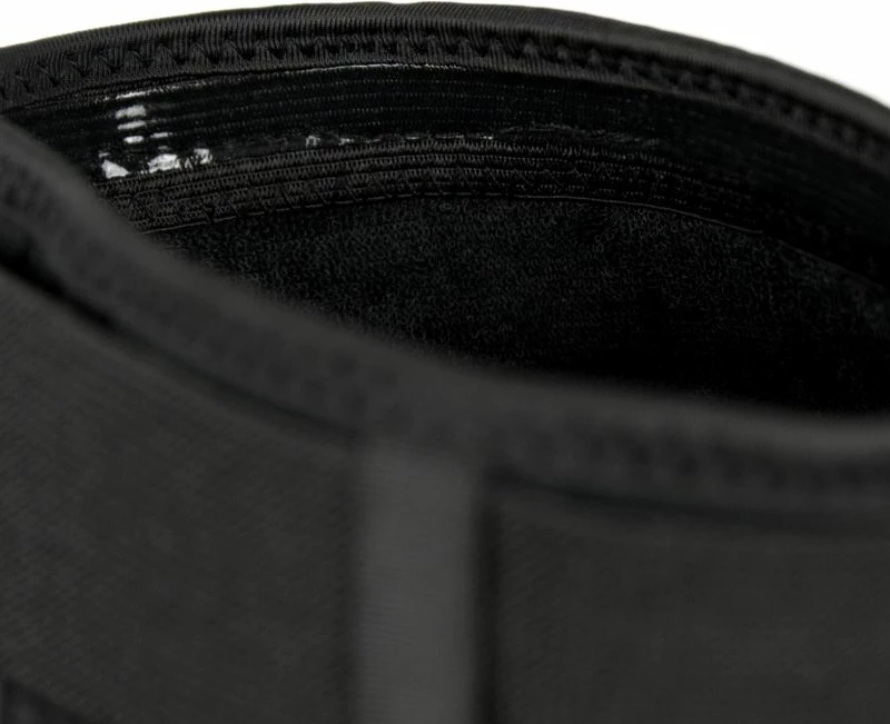 Mbrojtëse gjuri Kellys për të rritur, të zeza