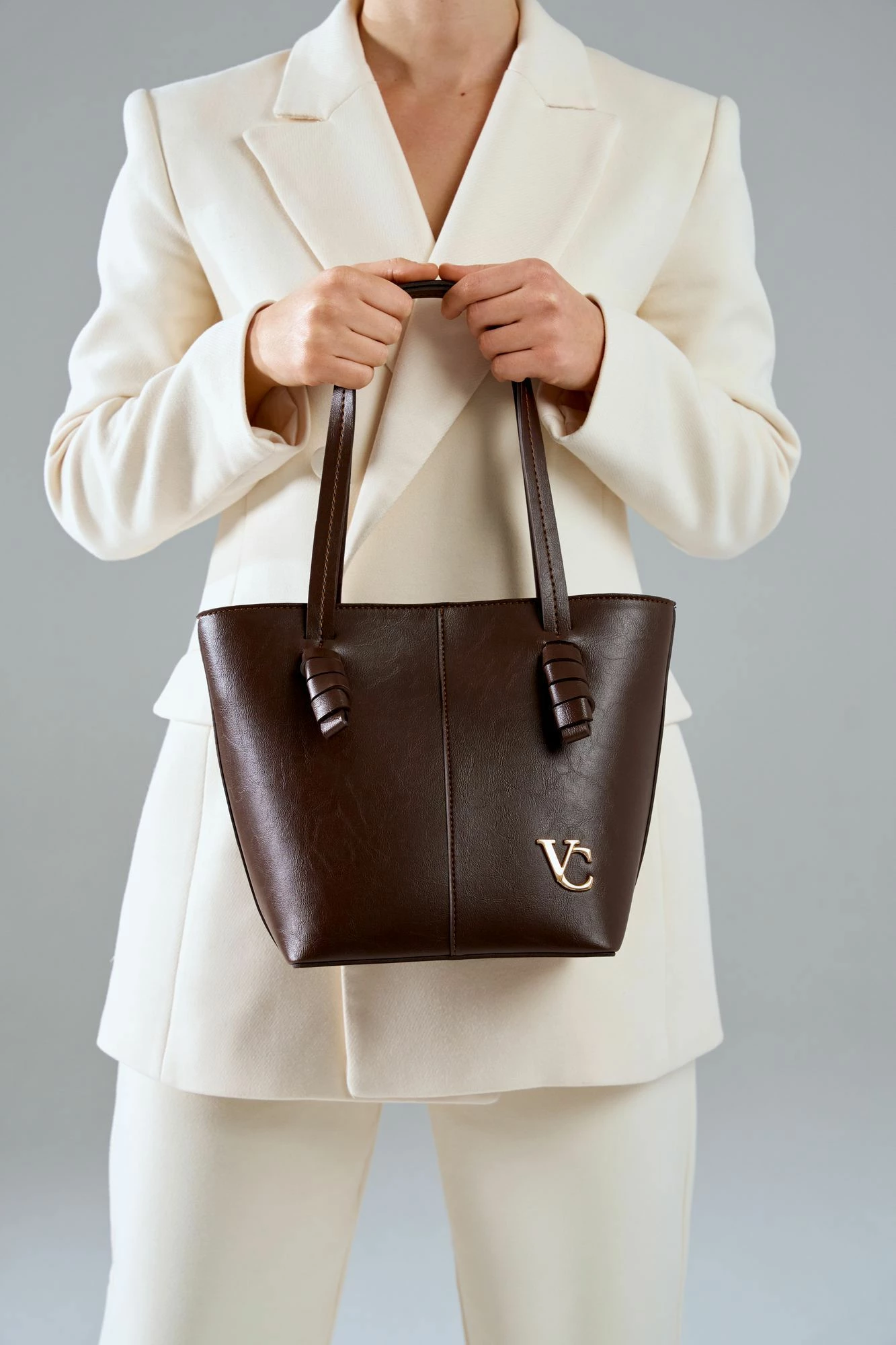 Çantë shpatullës Vince Camuto Piedmont, ngjyrë çokollatë