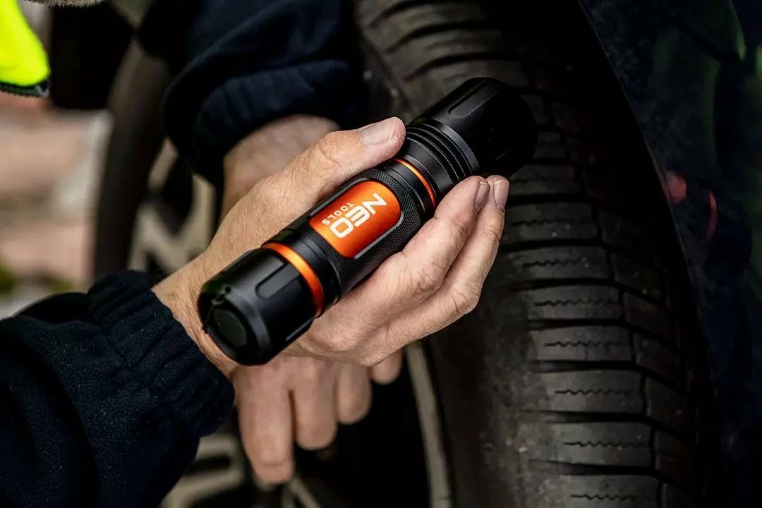 Llambë dore me bateri Neo 99-036 1500 lm LED CREE XHP50.2 6xAA, e zezë/portokalli