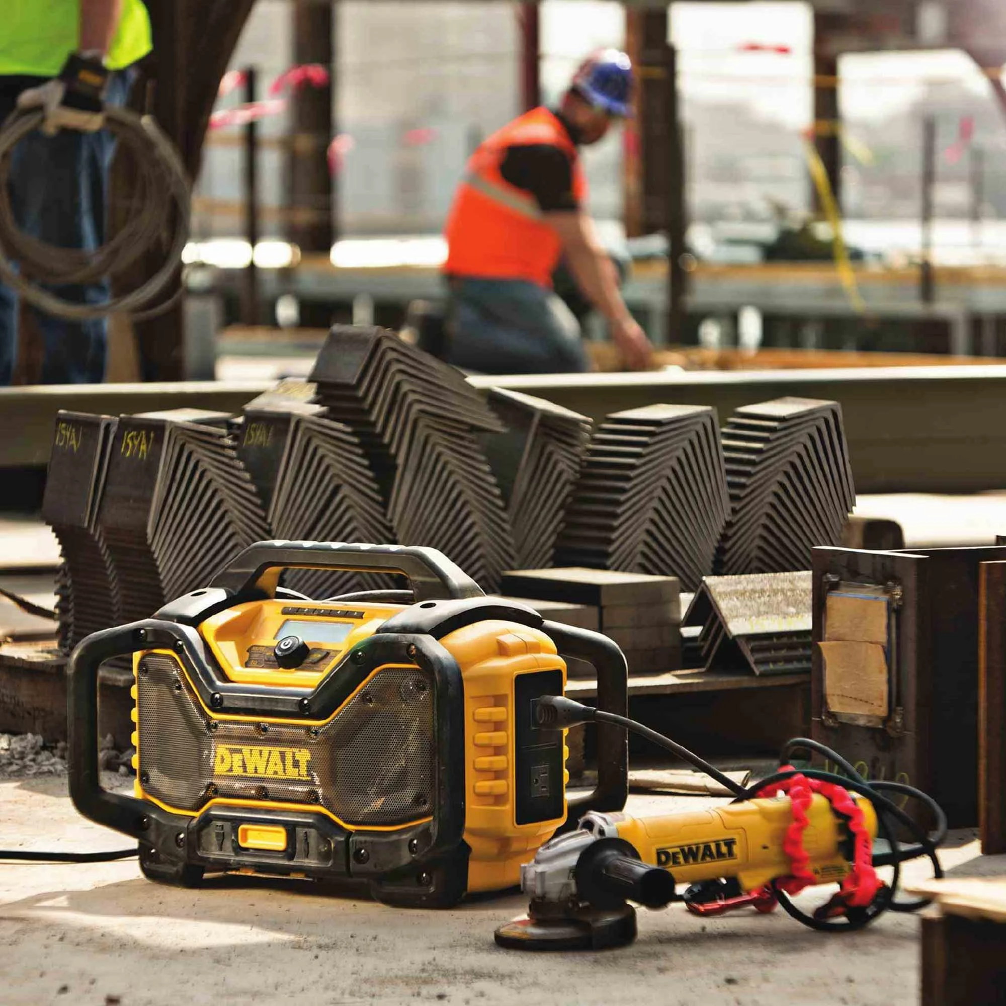 Radio kantieri DeWalt DCR027 DAB+ FM Bluetooth, karikues XR 18V/54V, 4 altoparlantë, verdhë/zi