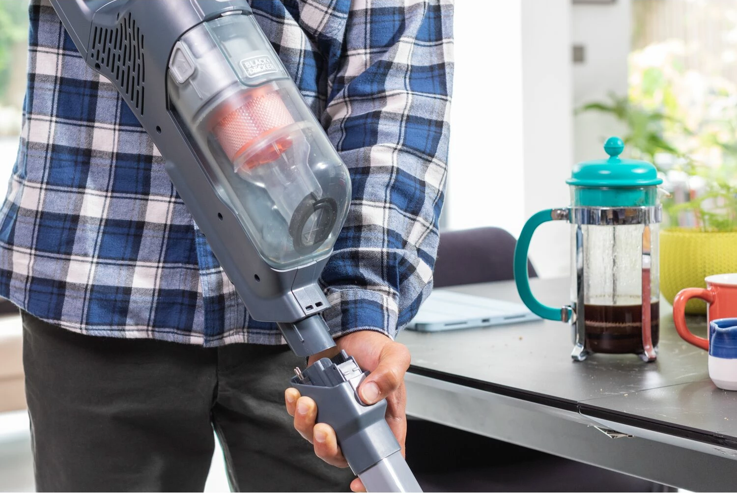 Fshesë me korrent 2-në-1 Black&Decker BHFEA520J, 18V, bateri e integruar 2Ah, 500ml, e zezë