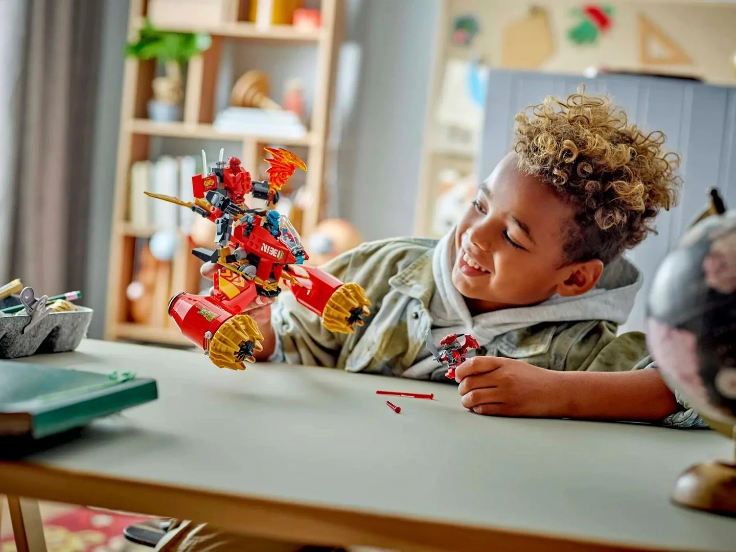 Set LEGO NINJAGO 71830 Kai's Mech Storm Rider, 3 minifigura