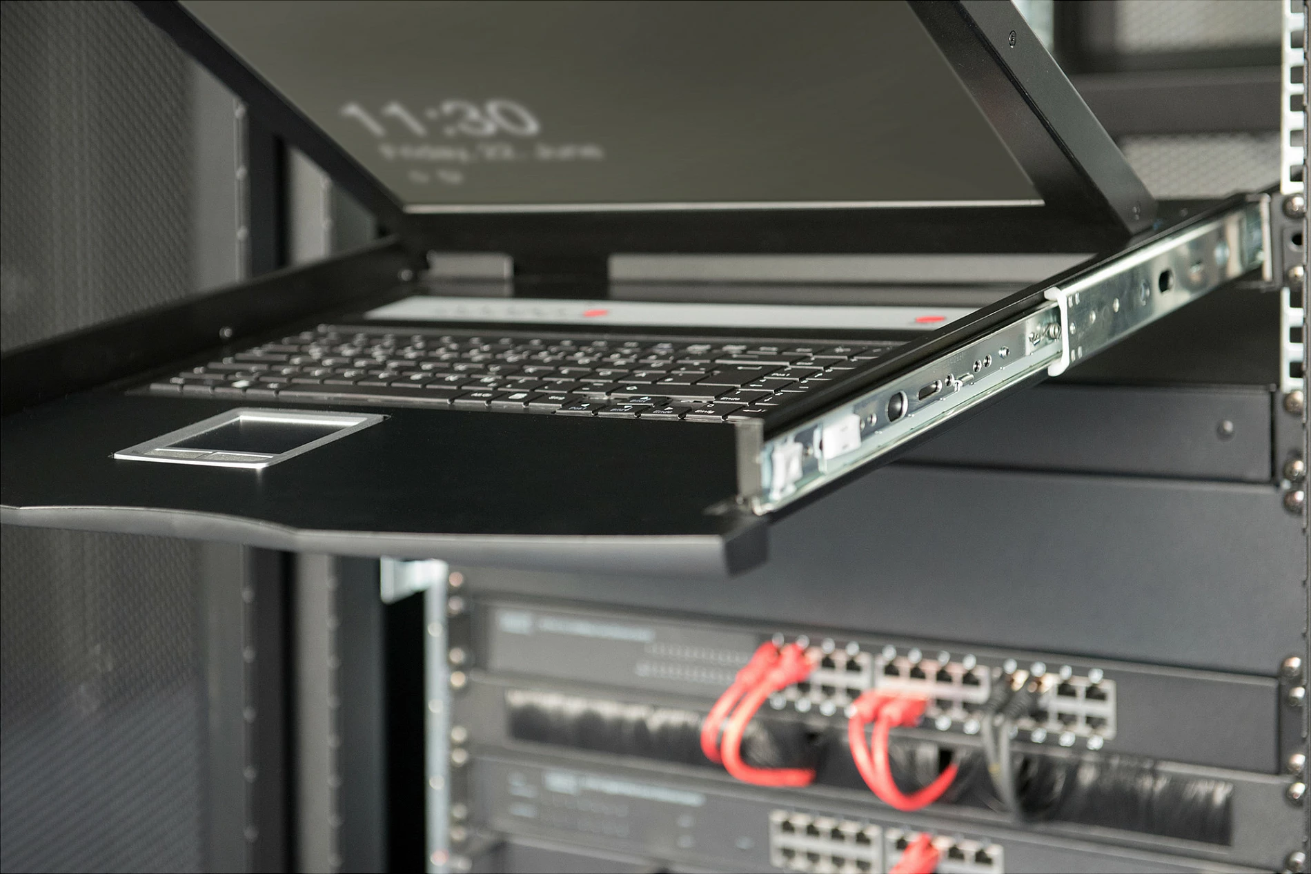 Konsolë KVM Digitus 19" LCD TFT, 8-Port HDMI, 1U rack, tastierë gjermane QWERTZ, e zezë