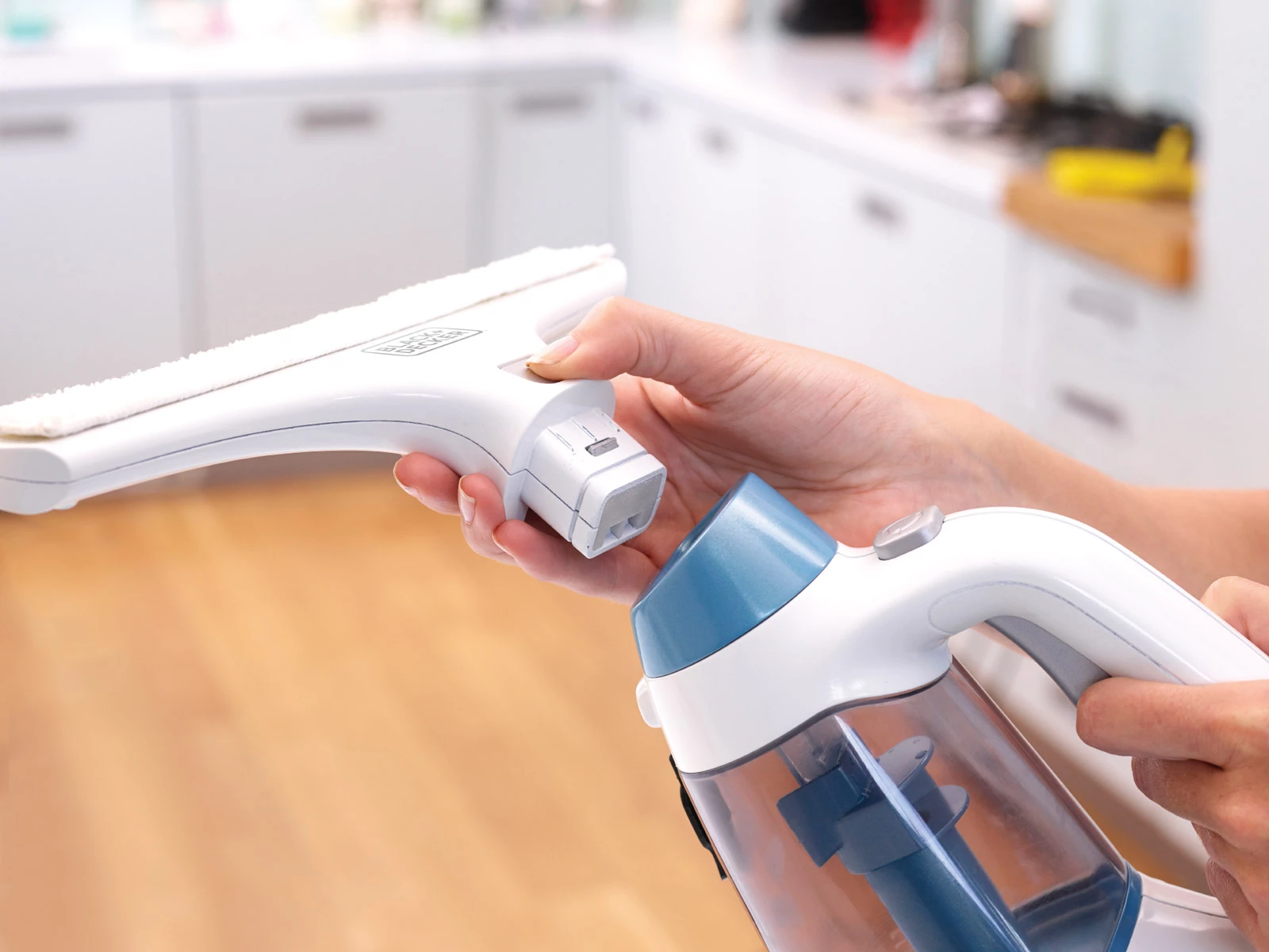 Pastrues dritaresh pa kabllo Black&Decker WW100K, bateri Li-Ion 3.6V, 28 cm + 17 cm gomë, bardhë/blu