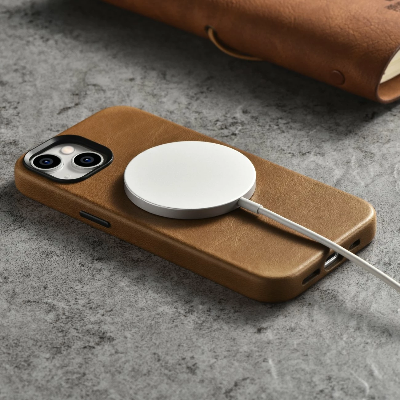 Mbështjellës iCarer Oil Wax Premium Leather me MagSafe për iPhone 14, Kafe