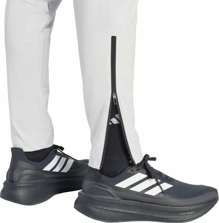 Pantallona sportive për meshkuj adidas Tiro 26 Travel, gri e çelët