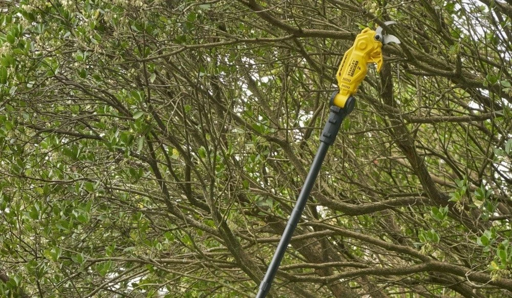 Gërshërë krasitëse teleskopike me bateri Stanley SFM V20, 18V, teh 500mm, prerje deri 32mm, 1x bateri 2Ah, verdhë/zezë