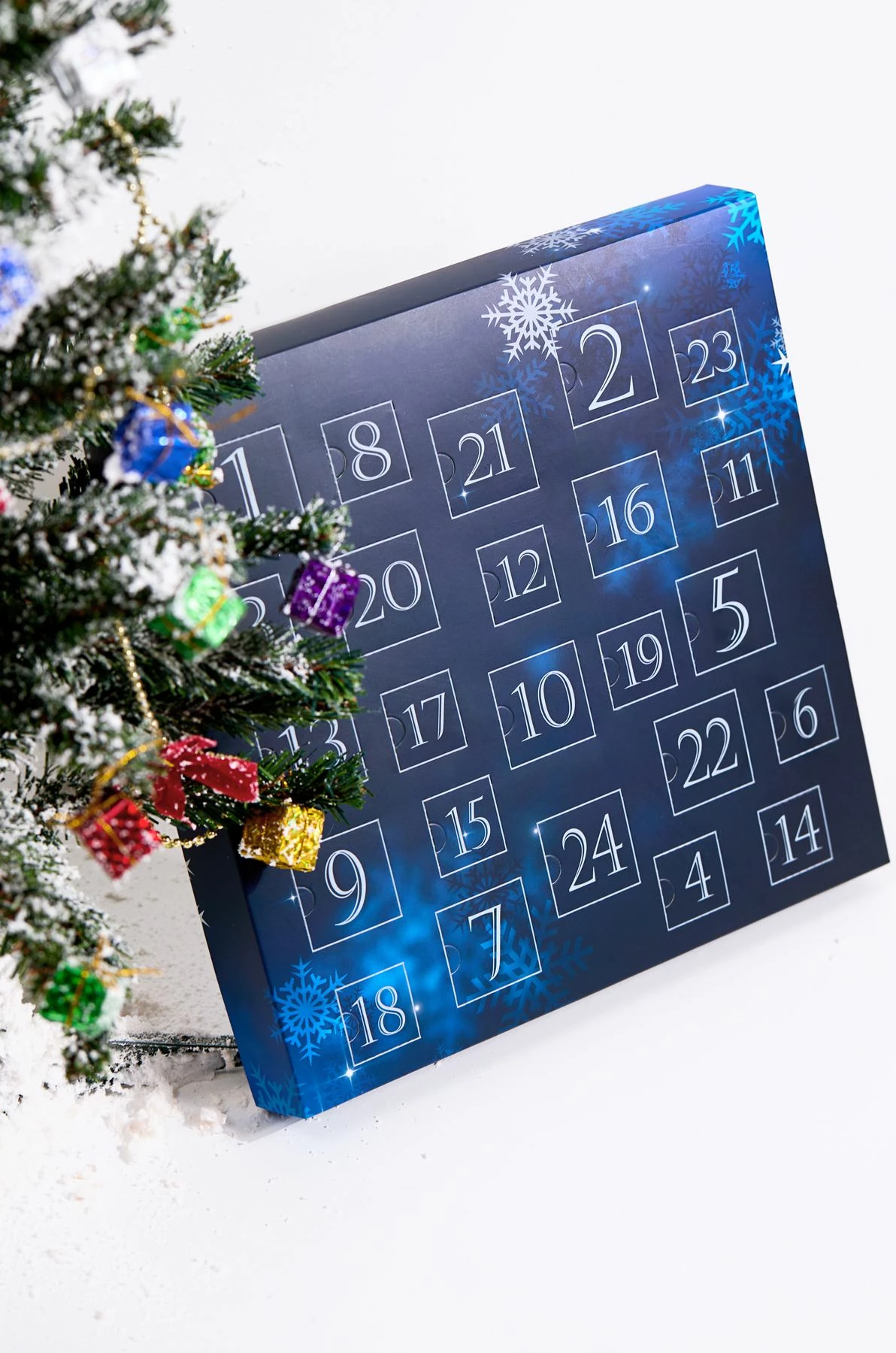 Kalendar advenit Elika Silver, përzierje bizhuterish, ngjyrë argjendi dhe ari, 24 copë