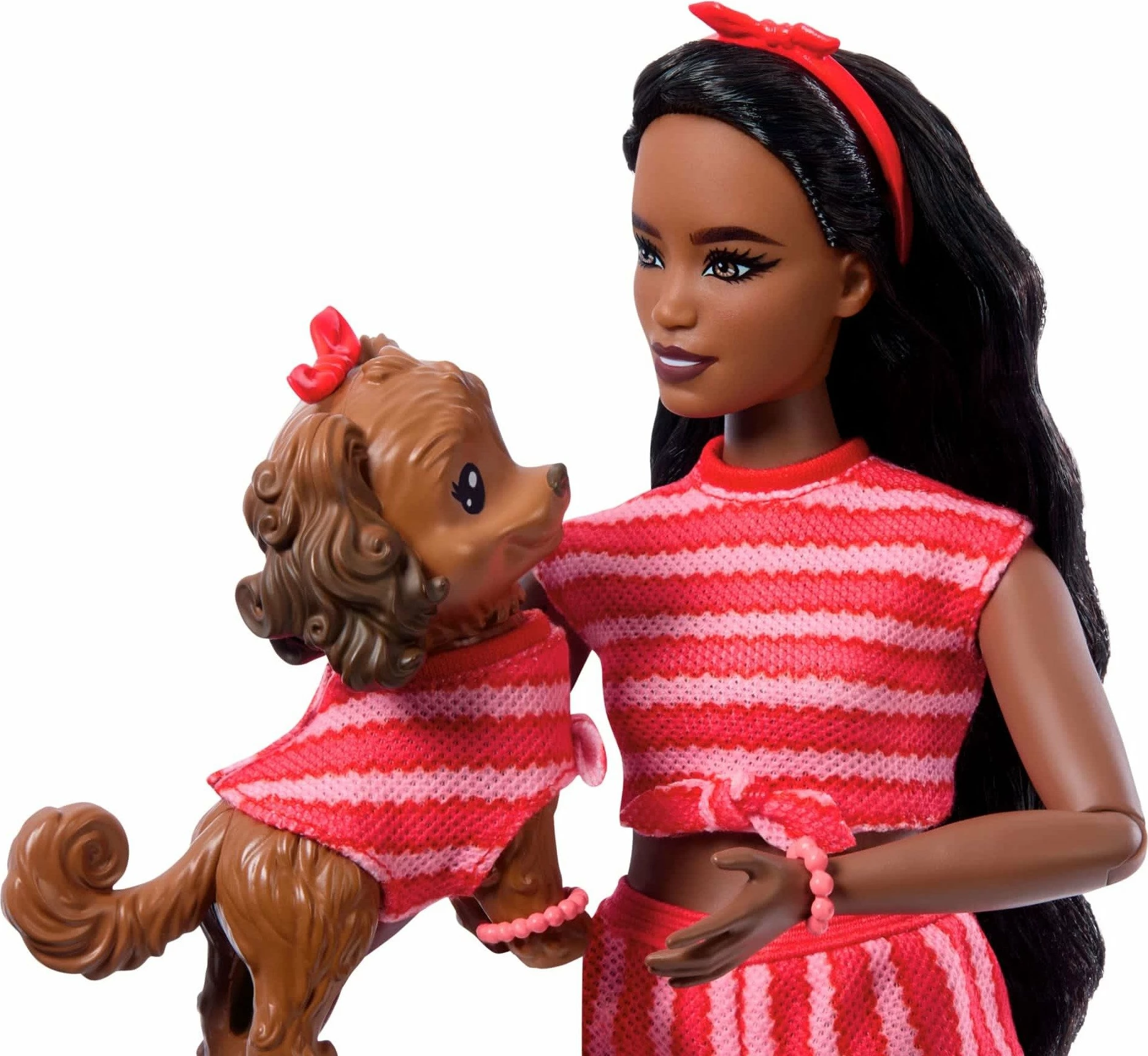 Kukull Barbie Mattel Twinning Looks JFP37, set me qenush, veshje me vija të kuqe