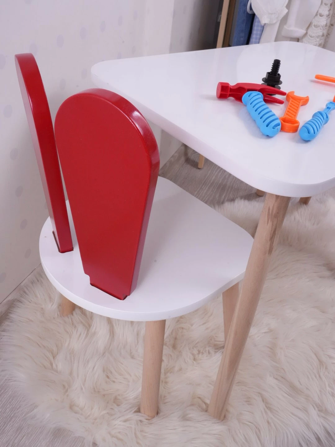 Set tavoline për fëmijë Hanah Home, një karrige Bunny, e kuqe, e bardhë