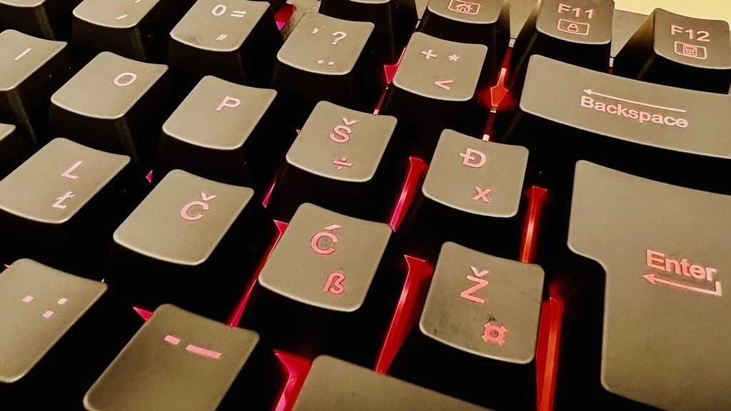 Tastierë gaming Redragon Shiva K512, me kabllo USB, RGB, full-size, membrane, 6 tasta makro, me mbështetëse dore, layout SLO/CRO, e zezë