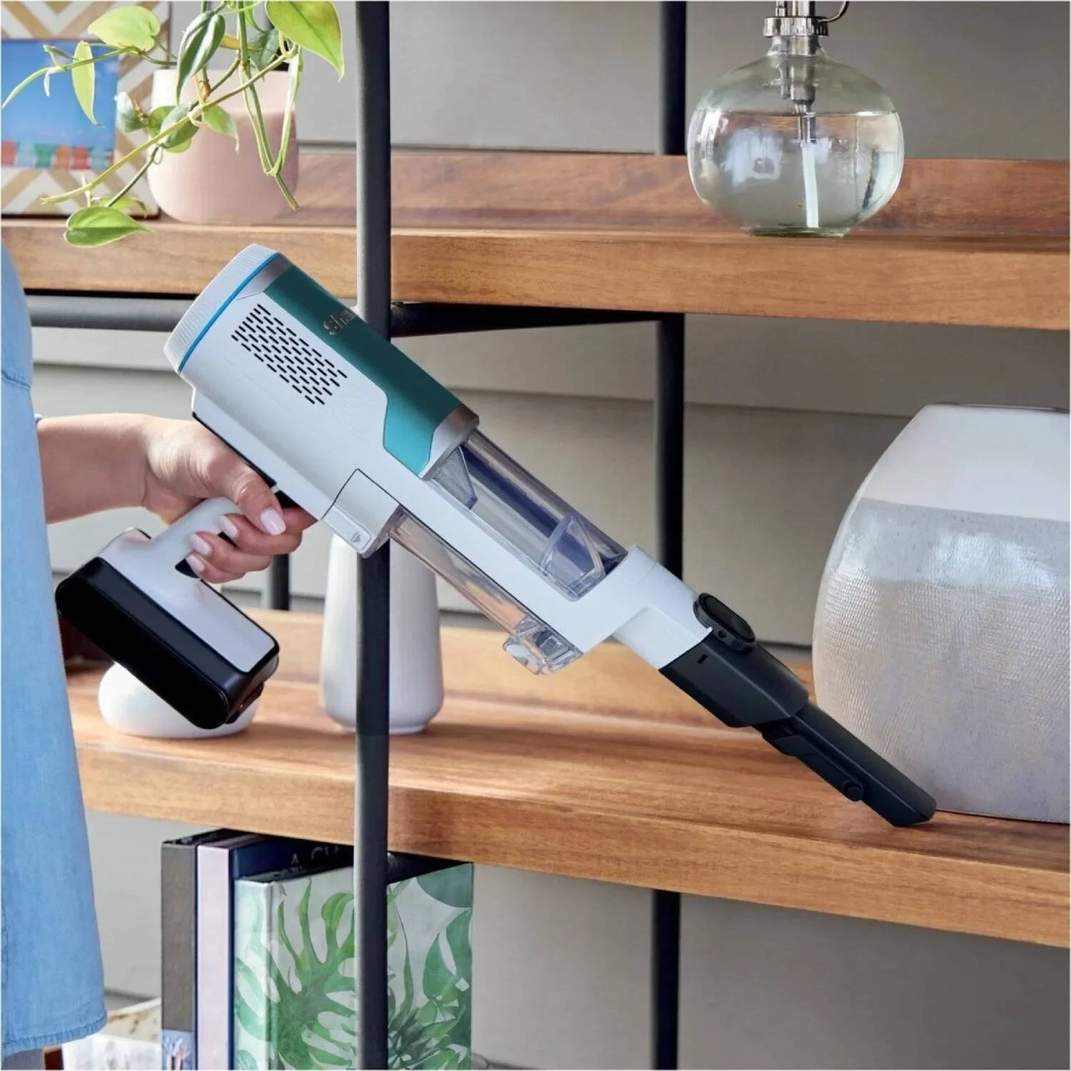 Fshesë vertikale pa kabllo Shark BU3521EU, bazë me zbrazje automatike, deri 40 min, 2.7 kg, 84 dB, blu/bardhë