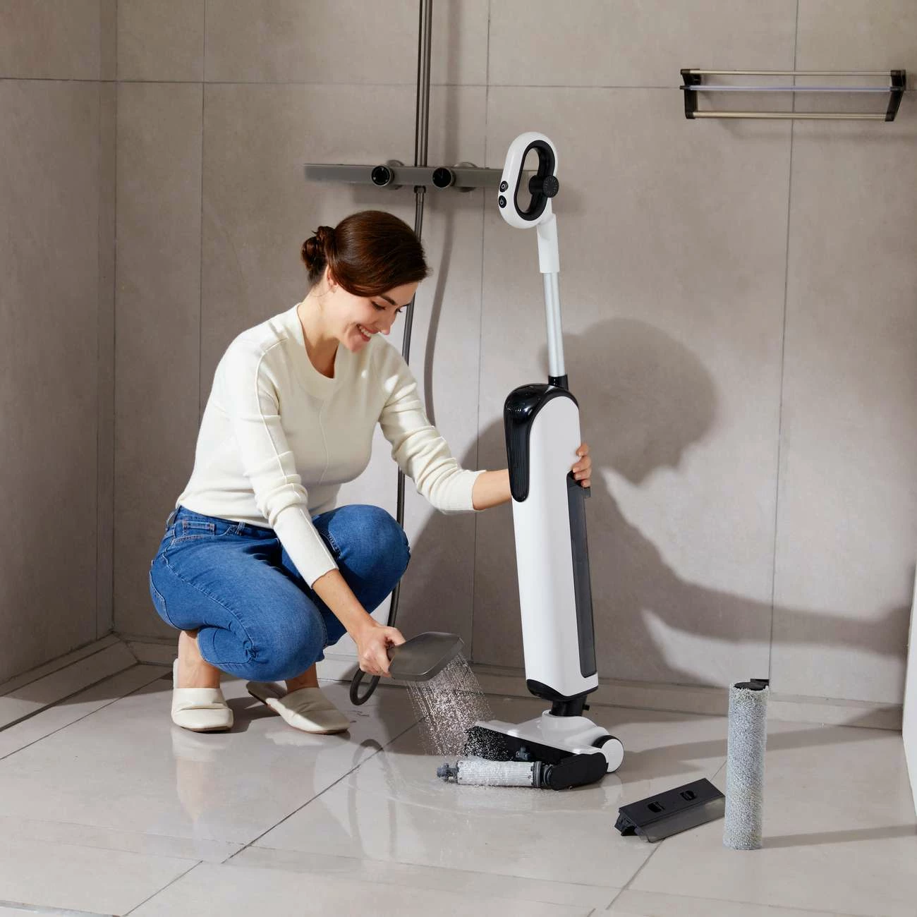 Fshesë elektrike vertikale UWANT D100 me larje, 17000Pa, 18000mAh, e bardhë me stacion karikimi/pastrimi