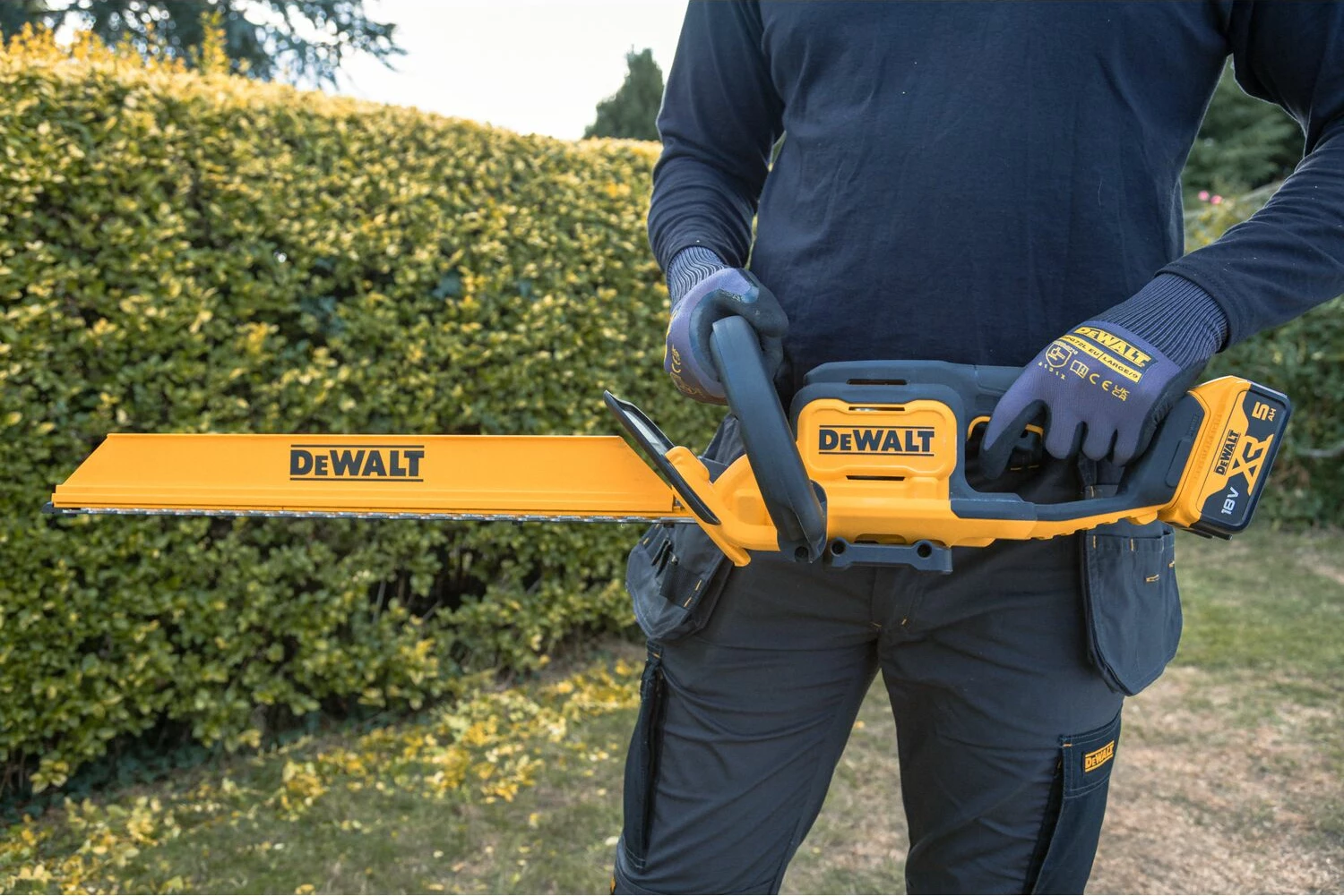 Gërshërë akumulatorike për gardh Dewalt DCMHT562P1 18V XR, 55 cm, 19 mm, set 1x 5Ah + karikues, verdhë/zezë
