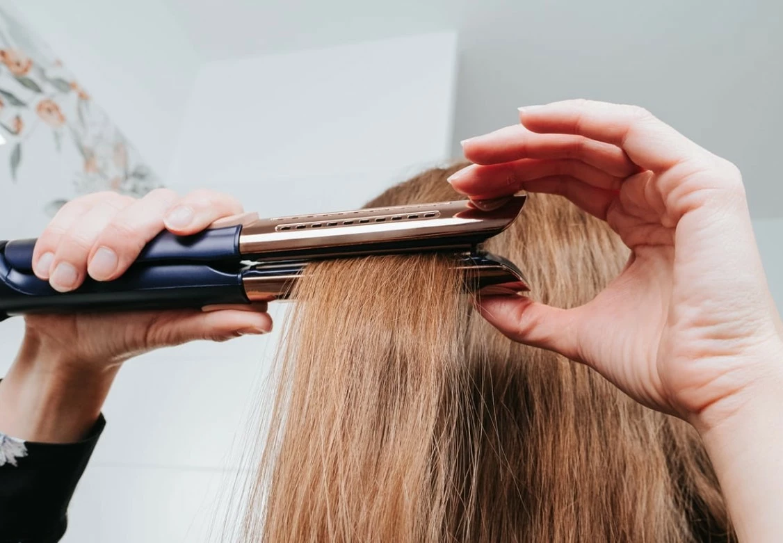 Drejtues flokësh, Concept, VZ8100, CoolAir, 140–220°C, pllaka qeramike, kabllo 2.5 m, blu navy/rozë gold, me kapak rezistent nxehtësisë dhe çantë