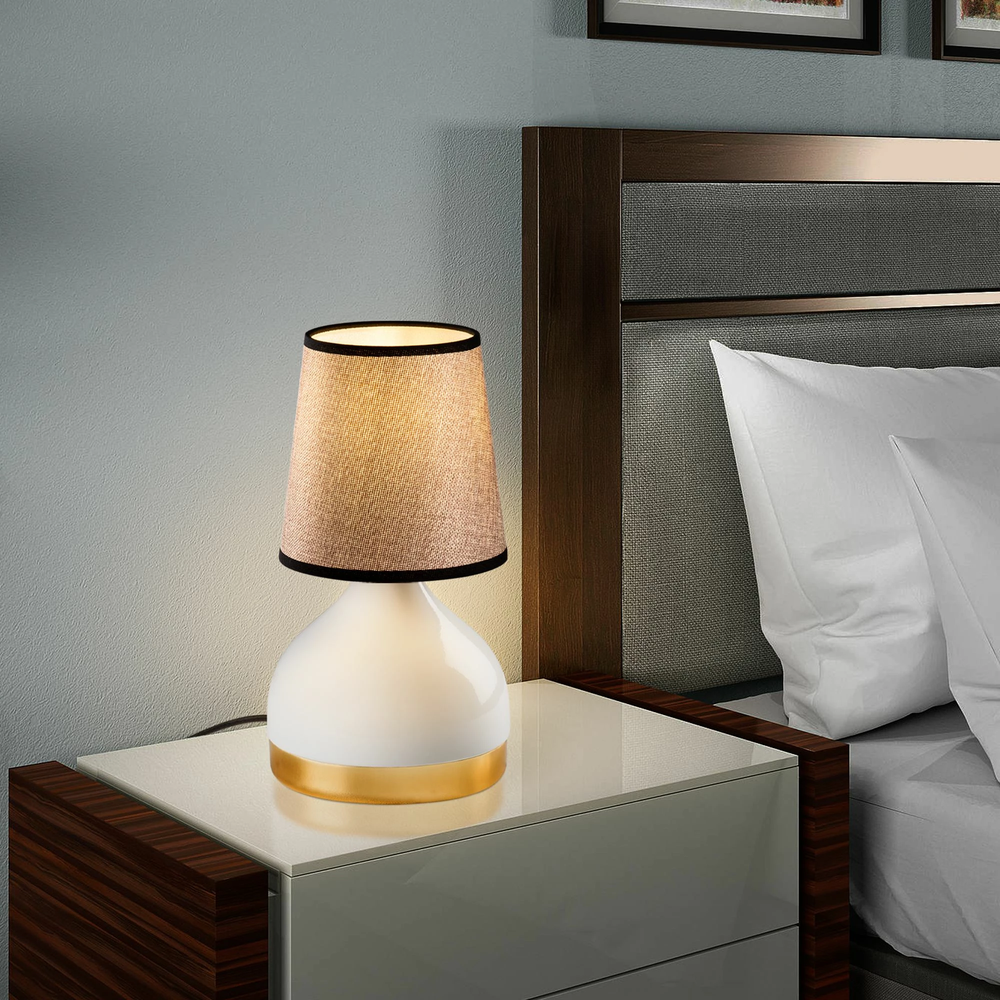 Llambë tavoline Opviq, Yıldo - 8022, trup metalik, kapak prej tekstili, e bardhë dhe kafe e çelët, 17x17x33cm