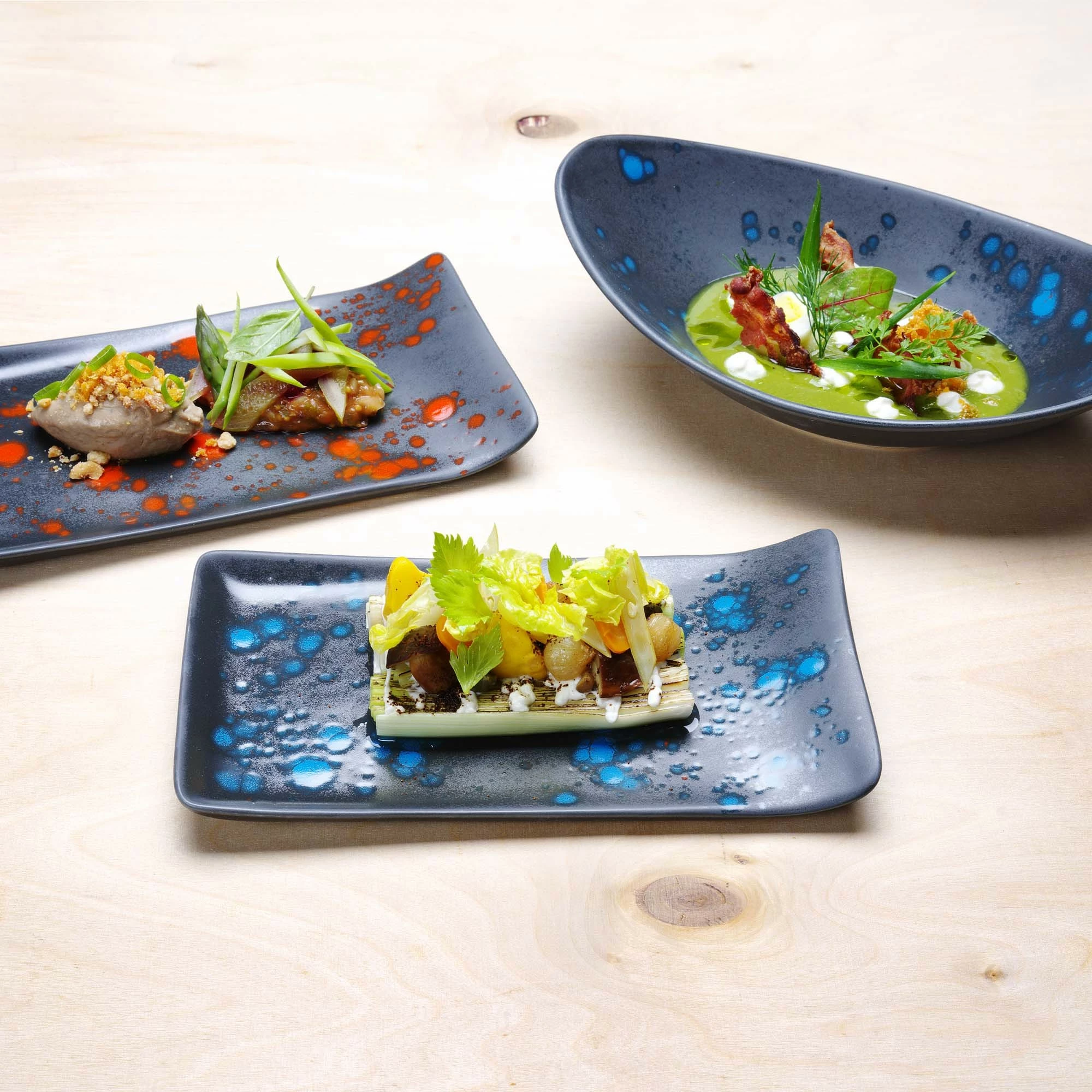 Pjatë nënfilxhani cappuccino Fine Dine Flora 160 mm, e zezë me pika blu, set 6 copë