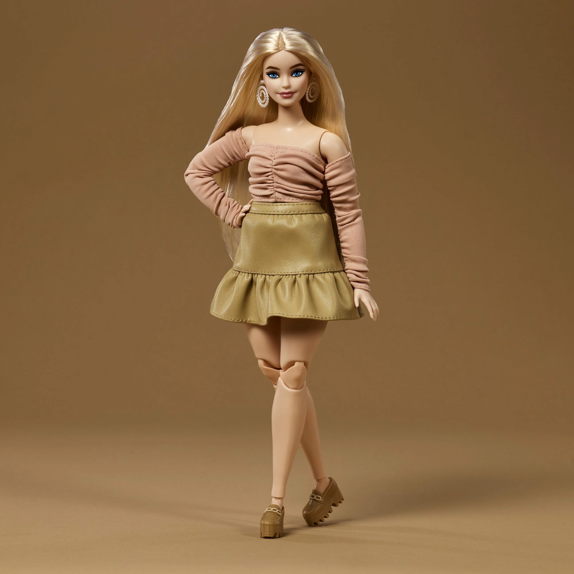 Kukull Barbie Mattel You Create Barbie Basics Neutral Set 003 JJX37 me 2 koka ndërruese, 4 veshje, 2 palë këpucë, 6 aksesorë, Made to Move, ngjyra neutrale