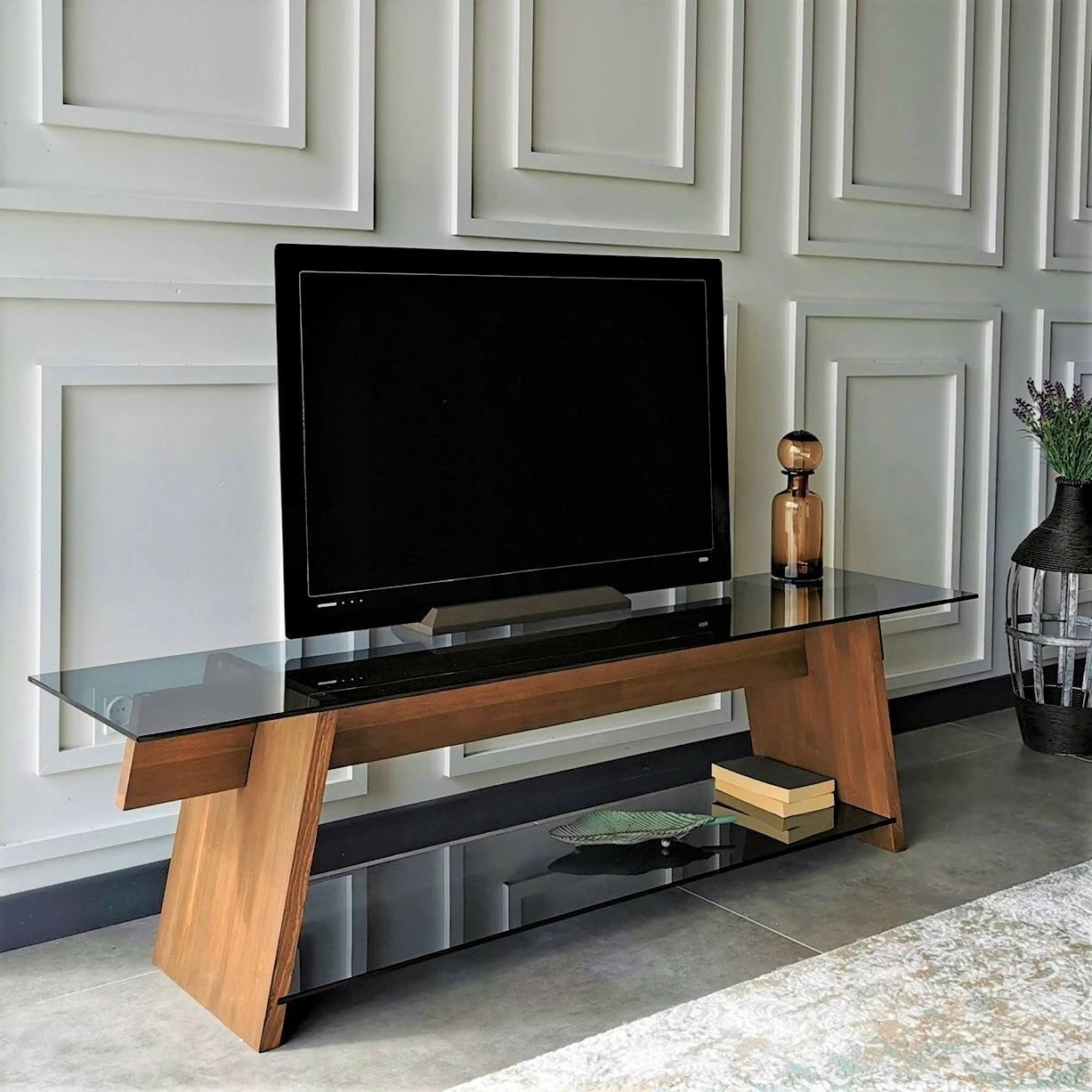 Komodë TV Hanah Home, TV201, ngjyrë arrë dhe e zezë, xham i temperuar, 158x45x40cm
