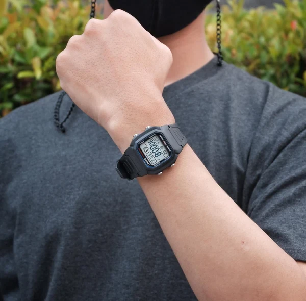 Orë dore Casio W-800H-1AV, e zezë